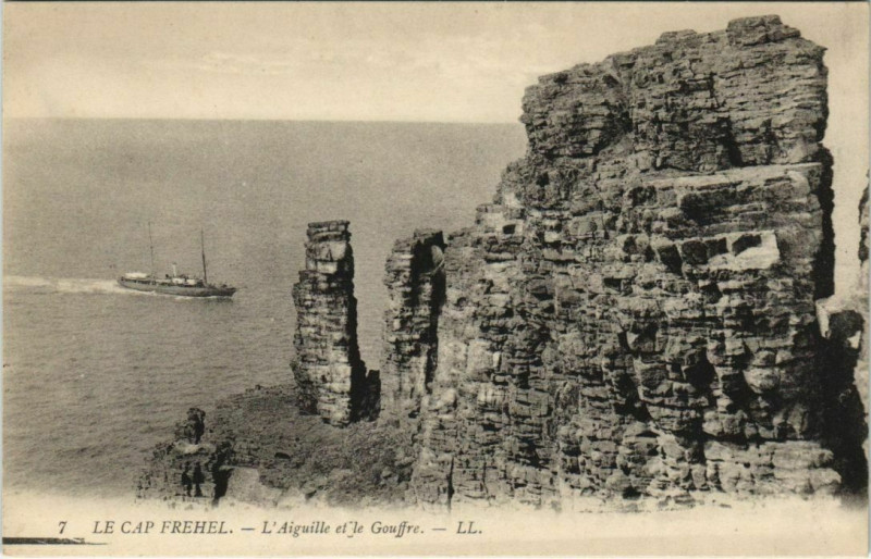 Carte postale ancienne Cap Frehel L'Aiguille et le Gouffre