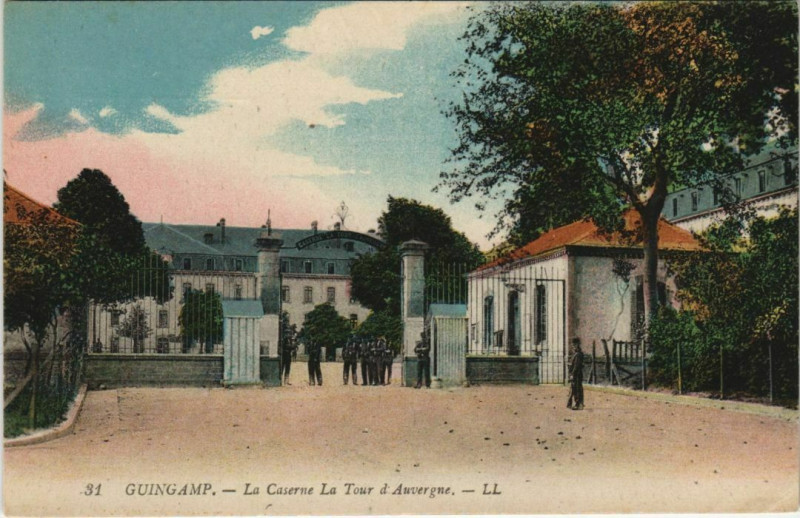 Carte postale ancienne Guingamp La Caserne La Tour d'Auvergne à Guingamp