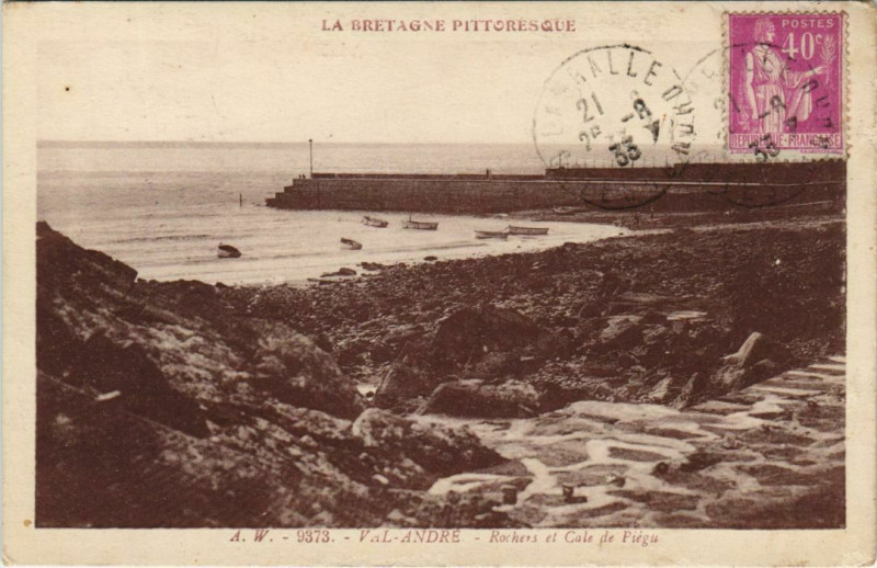 Carte postale ancienne Le Val-Andre Rochers et Cale de Piegu