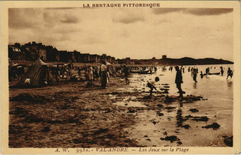 Carte postale ancienne Le Val-Andre Les Jeux sur la Plage
