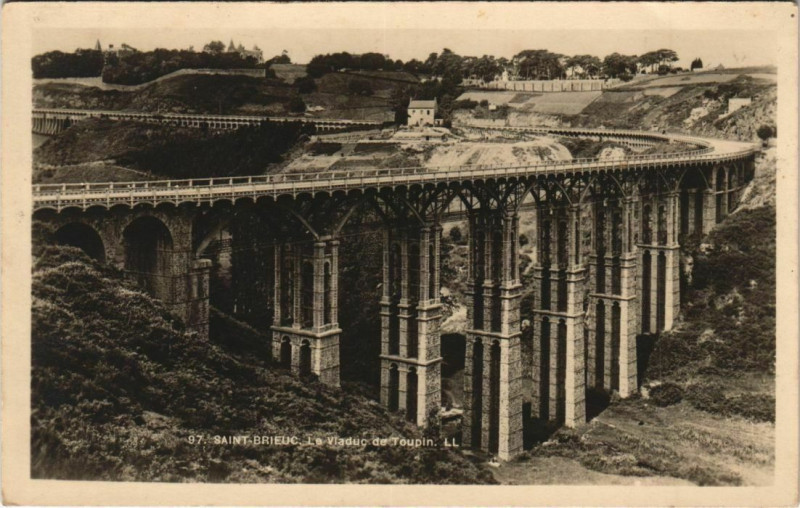 Carte postale ancienne Saint-Brieuc Le Viaduc de Toupin à Saint-Brieuc