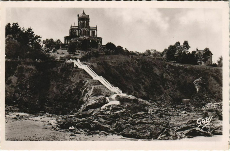 Carte postale ancienne Saint-Quay-Portrieux Les Falaises et l'Escalier à Saint-Quay-Portrieux