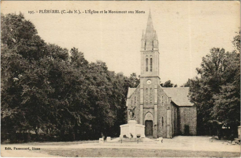 Carte postale ancienne Pleherel L'Eglise et le Monument aux Morts