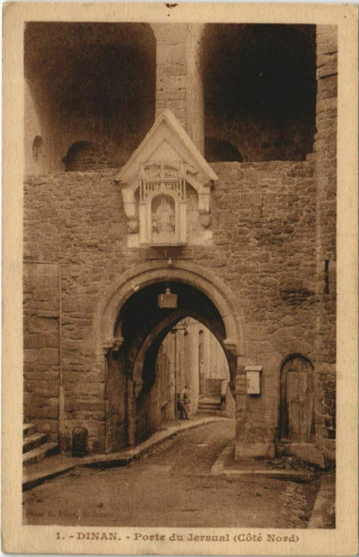 Carte postale ancienne Dinan Porte du Jerzual à Dinan