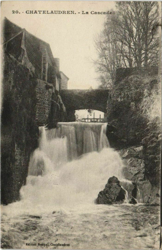 Carte postale ancienne Chatelaudren La Cascade