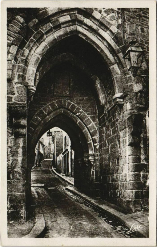 Carte postale ancienne Dinan Porte du Jerzual à Dinan