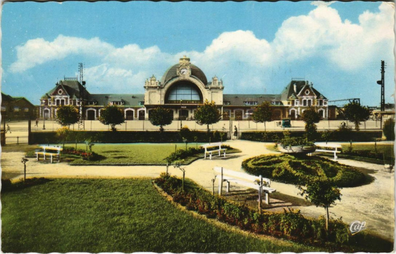 Carte postale ancienne Saint-Brieuc La Gare et le Square à Saint-Brieuc