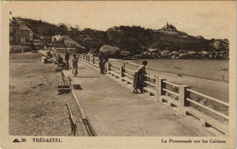 Carte postale ancienne Tregastel La Promenade sur les Cabines