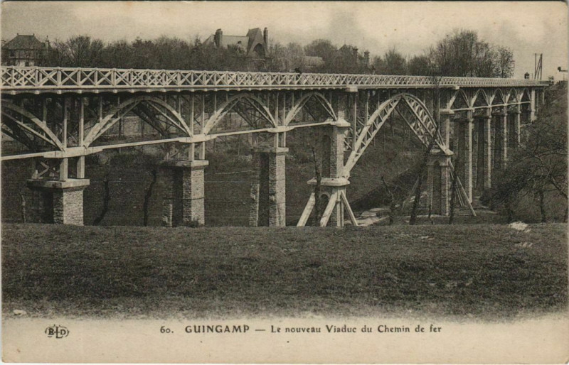 Carte postale ancienne Guingamp Le Nouveau Viaduc du Chemin de Fer à Guingamp