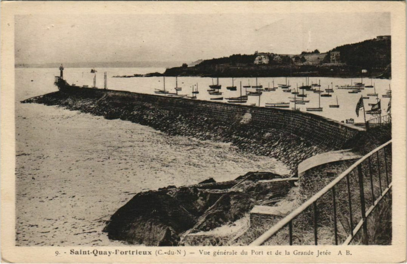 Carte postale ancienne Saint-Quay-Portrieux Vue Generale du Port et de la Grande Jetee à Saint-Quay-Portrieux