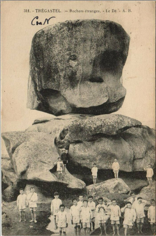 Carte postale ancienne Tregastel Rochers Etranges - Le De