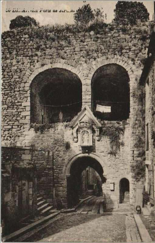 Carte postale ancienne Dinan La Porte du Jerzual à Dinan