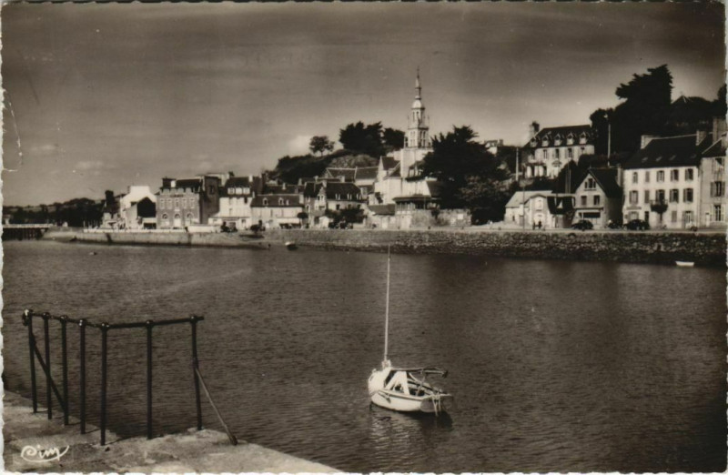 Carte postale ancienne Binic Le Bassin et le Quai