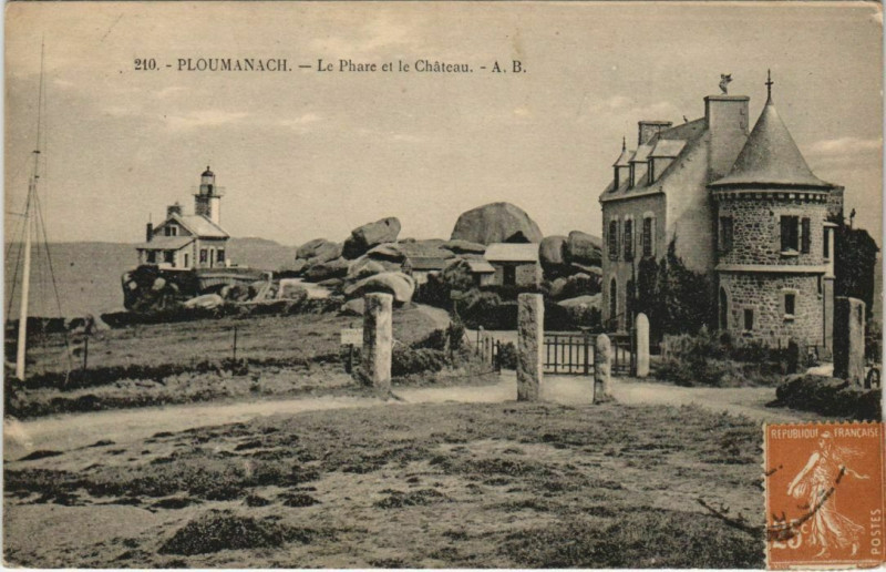 Carte postale ancienne Ploumanac'H Le Phare et le Chateau