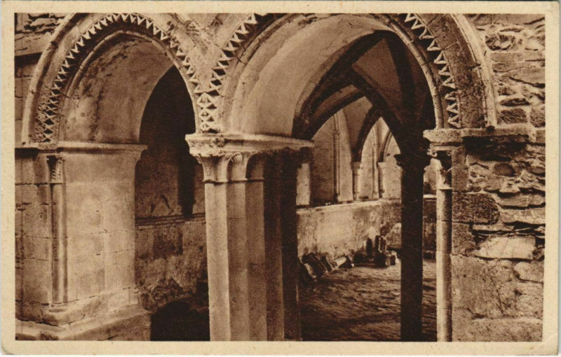 Carte postale ancienne Paimpol Kerity - Abbaye de Beauport - Entree de la Salle à Paimpol