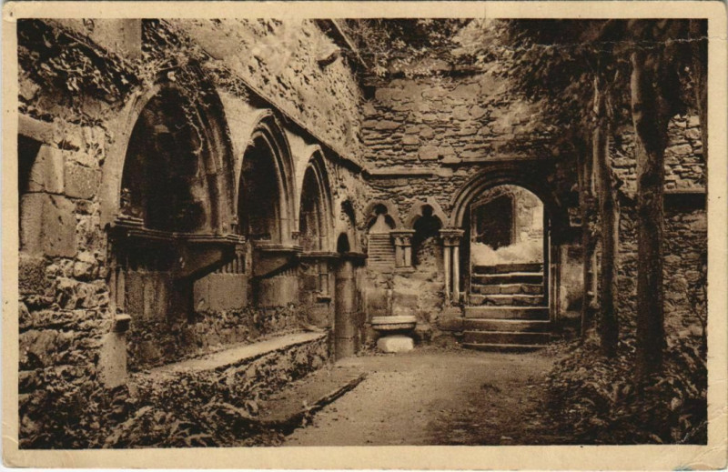 Carte postale ancienne Paimpol Kerity - Abbaye de Beauport - Le Cloitre à Paimpol