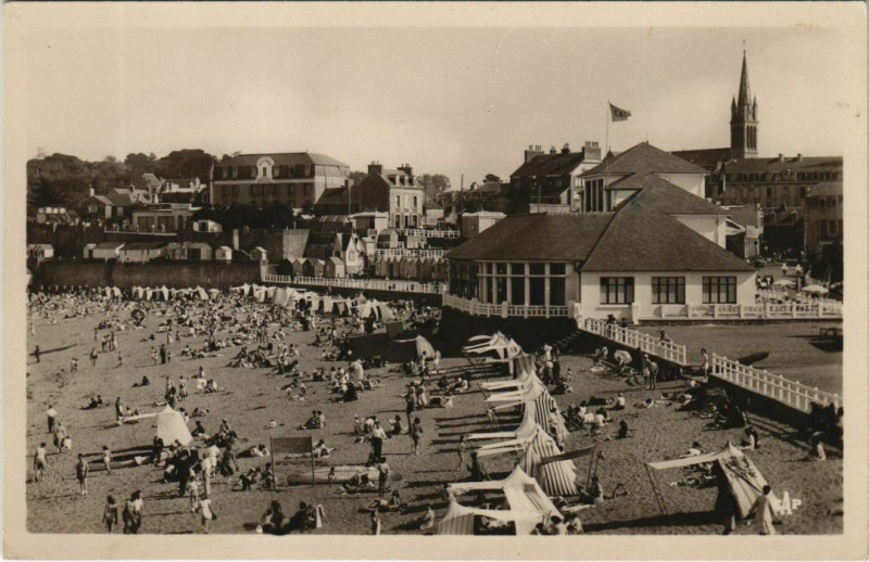 Carte postale ancienne Saint-Quay-Portrieux La Plage et le Casino à Saint-Quay-Portrieux