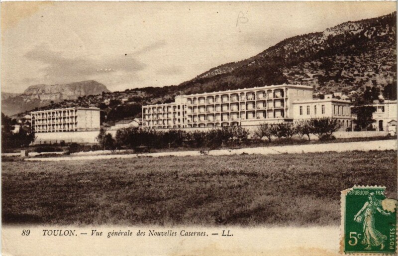Carte postale ancienne Toulon Vue générale des Nouvelles Casernes à Toulon