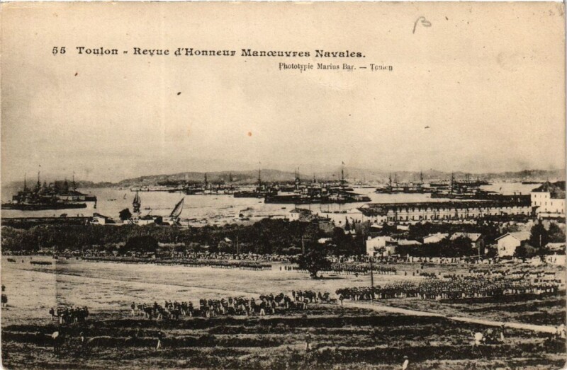 Carte postale ancienne Toulon Revue d'Honneur Manoeuvres Navales à Toulon