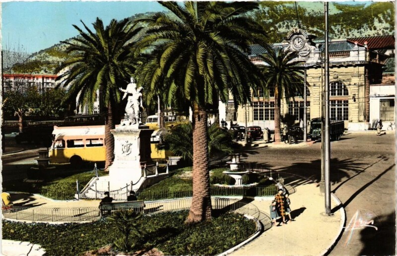 Carte postale ancienne Toulon Square de la Gare à Toulon