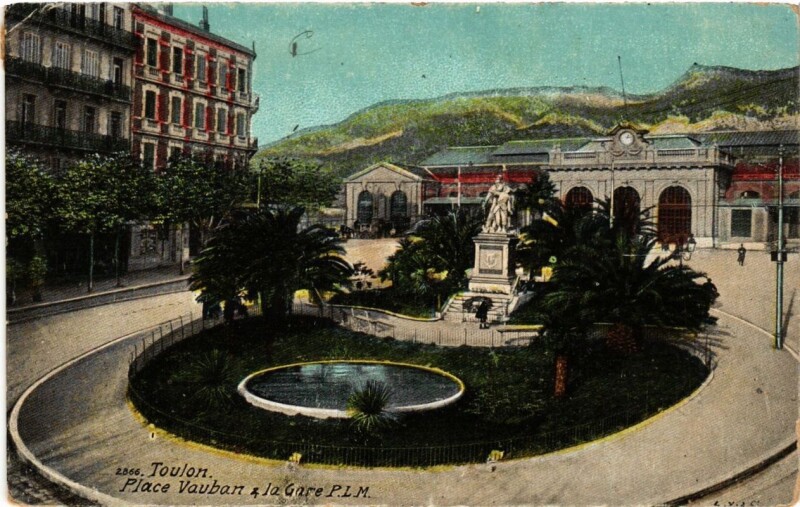 Carte postale ancienne Toulon Place Vauban et la Gare P.L.M. à Toulon
