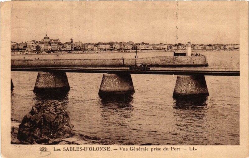 Carte postale ancienne Les Sables-d'Olonne - Vue générale prise du Port aux Sables-d'Olonne