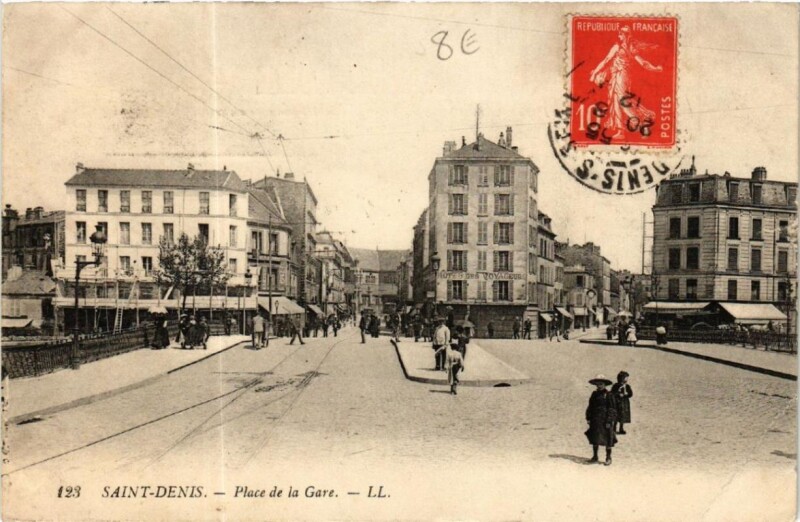 Carte postale ancienne Saint-Denis Place de la Gare à Saint-Denis