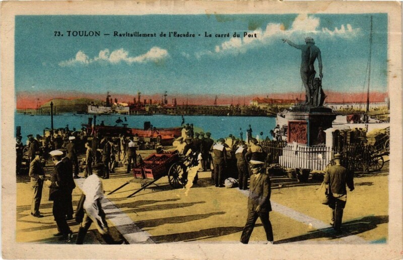 Carte postale ancienne Toulon Ravitaillement de l'Escadre-Le Carré du Port à Toulon