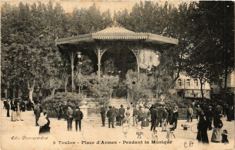 Carte postale ancienne Toulon Place d'Armes-Pendant la Musique à Toulon
