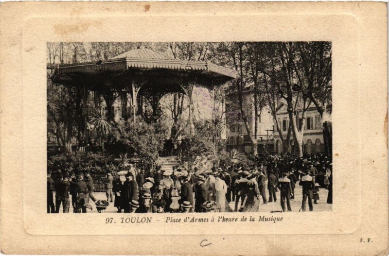 Carte postale ancienne Toulon Place d'Armes a l'heure de la Musique à Toulon
