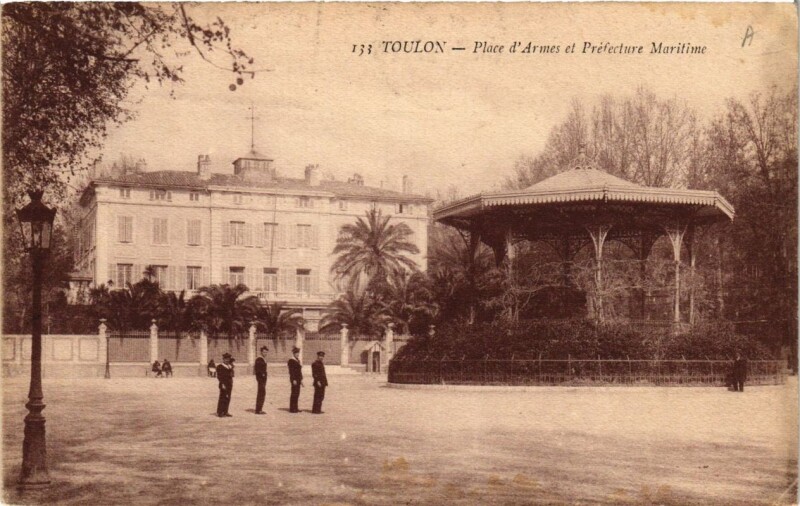 Carte postale ancienne Toulon La Place d'Armes et la Préfecture Maritime à Toulon