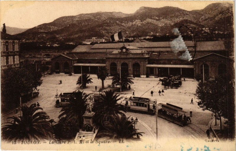 Carte postale ancienne Toulon La Gare P.L.M et le Square à Toulon
