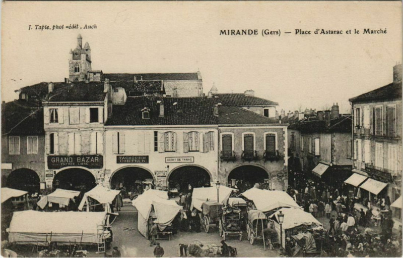 Carte postale ancienne Mirande Place d'Astarac et le Marche à Mirande