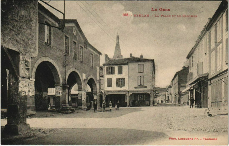 Carte postale ancienne Mielan La Place et le Clocher