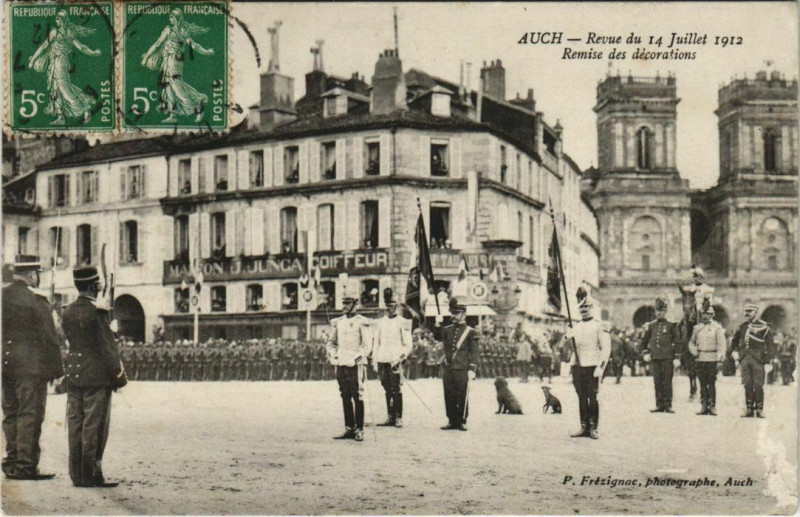 Carte postale ancienne Auch Revue du 14 Juillet 1912 - Remise des Decorations à Auch