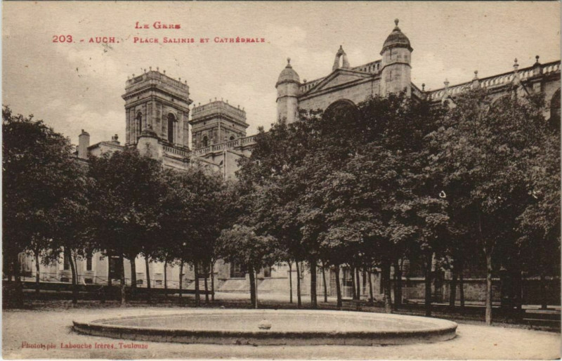 Carte postale ancienne Auch Place Salinis et Cathedrale à Auch