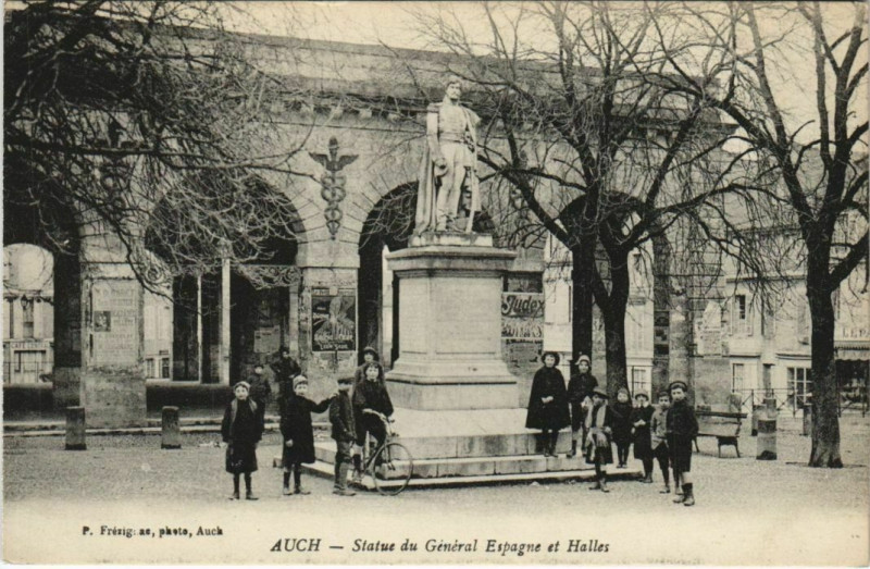 Carte postale ancienne Auch Statue du General Espagne et Halles à Auch