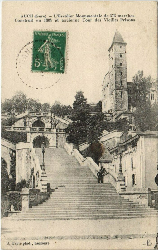 Carte postale ancienne Auch L'Escalier Monumental et Ancienne Tour des Vieilles Prisons à Auch
