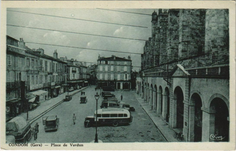 Carte postale ancienne Condom Place du Verdun à Condom