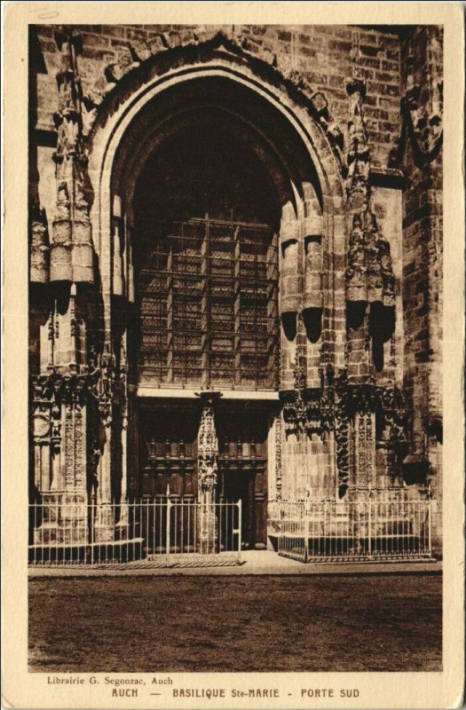Carte postale ancienne Auch Basilique Sainte-Marie - Porte Sud à Auch