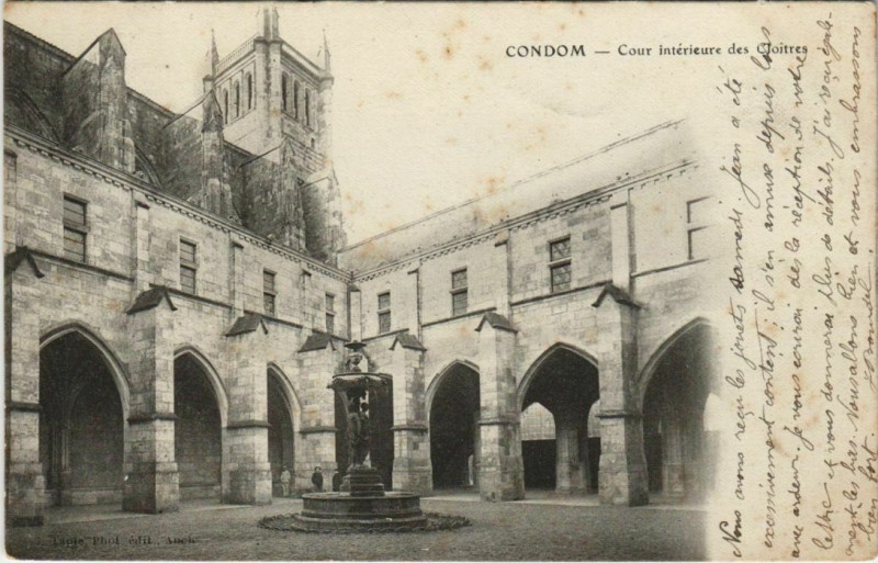 Carte postale ancienne Condom Cour Interieure des Cloitres à Condom