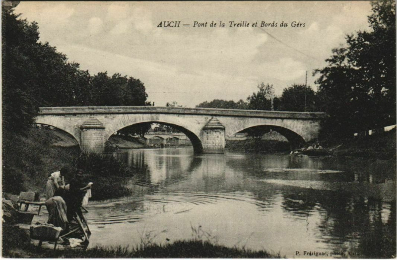Carte postale ancienne Auch Pont de la Treille et Bords du Gers à Auch