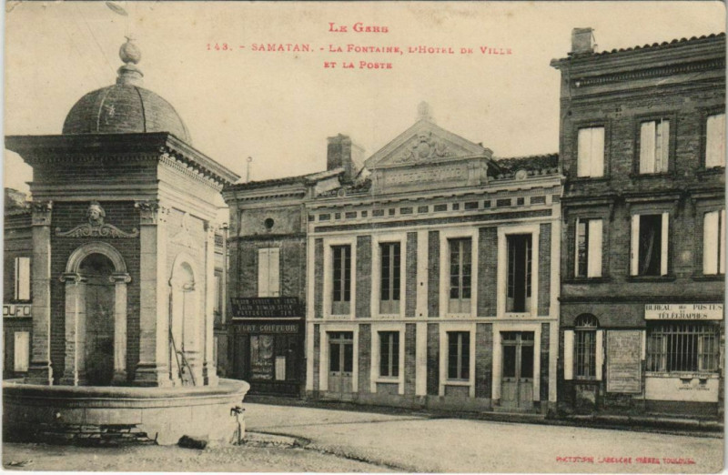 Carte postale ancienne Samatan La Fontaine - L'Hotel de Ville et la Poste à Samatan