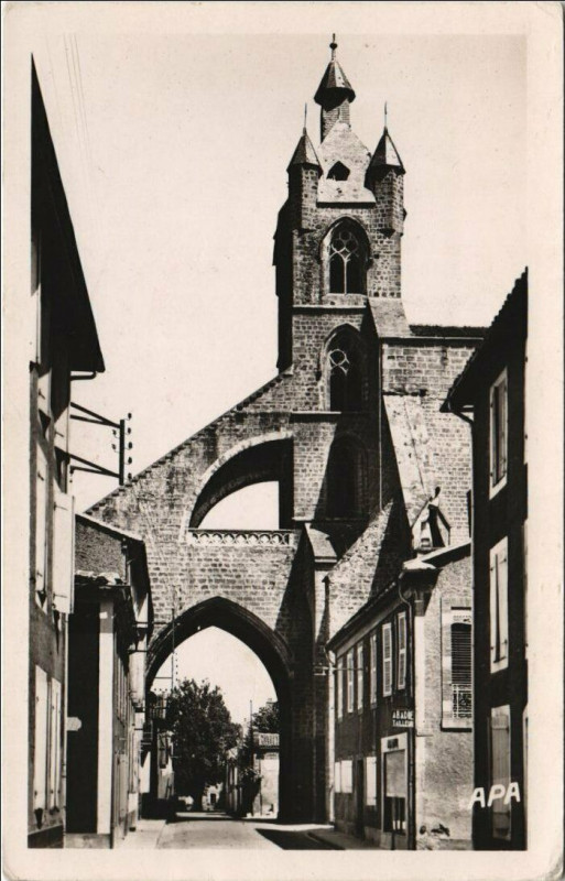 Carte postale ancienne Mirande Rue de l'Eveche et le Clocher à Mirande