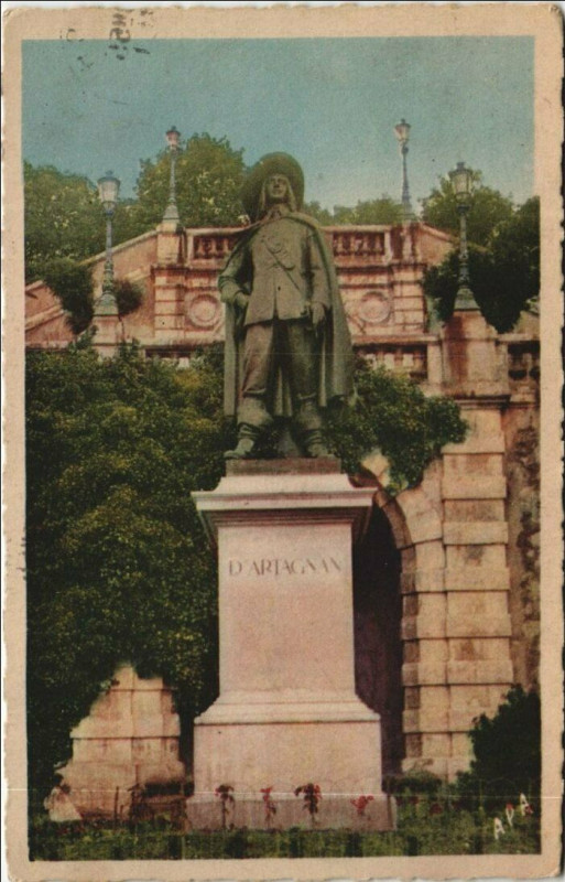 Carte postale ancienne Auch Statue d'Artagnan à Auch