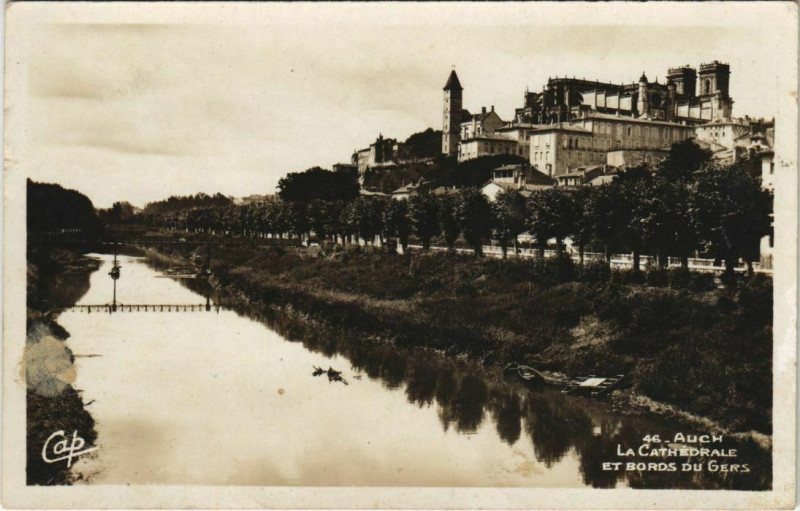 Carte postale ancienne Auch La Cathedrale et Bords du Gers à Auch