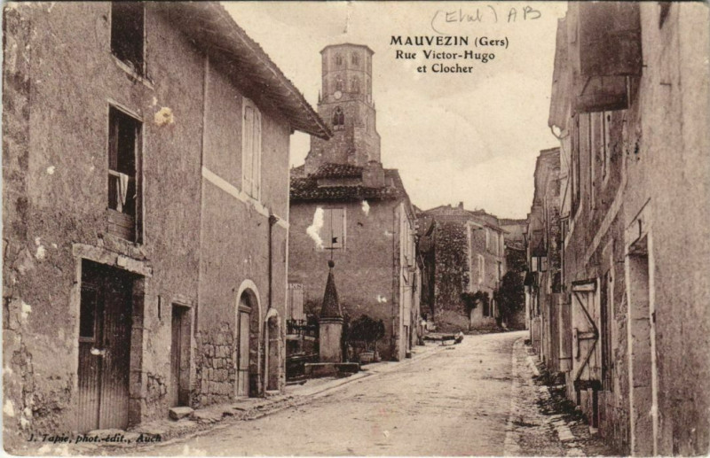 Carte postale ancienne Mauvezin Rue Victor-Hugo et Clocher à Mauvezin