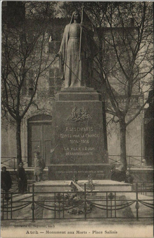 Carte postale ancienne Auch Monumnet aux Morts - Place Salinis à Auch