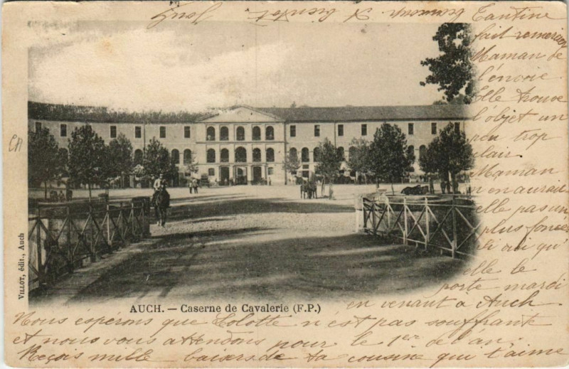 Carte postale ancienne Auch Caserne de Cavalerie à Auch
