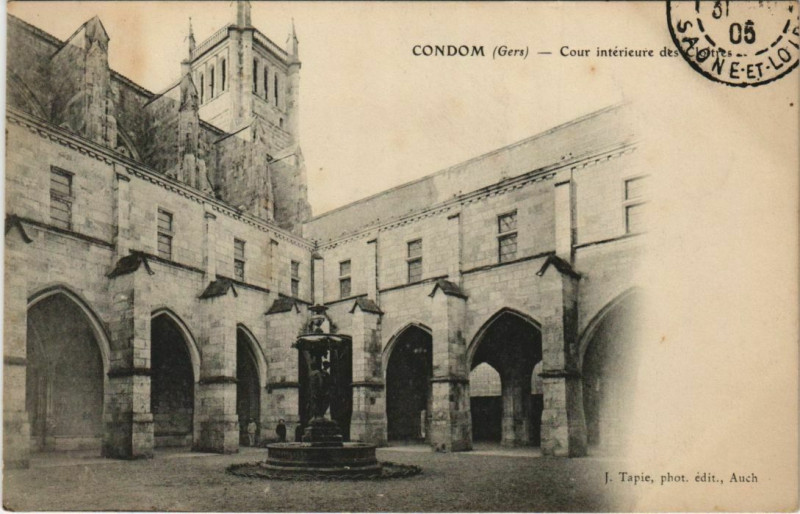 Carte postale ancienne Condom Cour Interieure des Cloitres à Condom